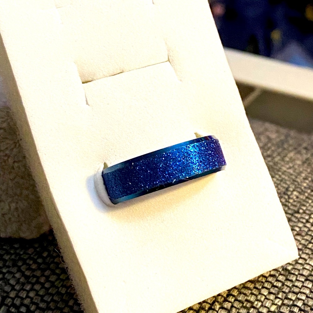 SALE 3/$15 NWT stainless steel ring, blue sparkle band. Size 13